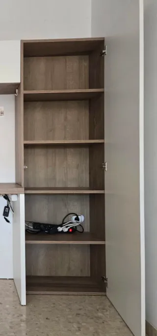 Armario 4 estantes, puerta blanca,estructura roble