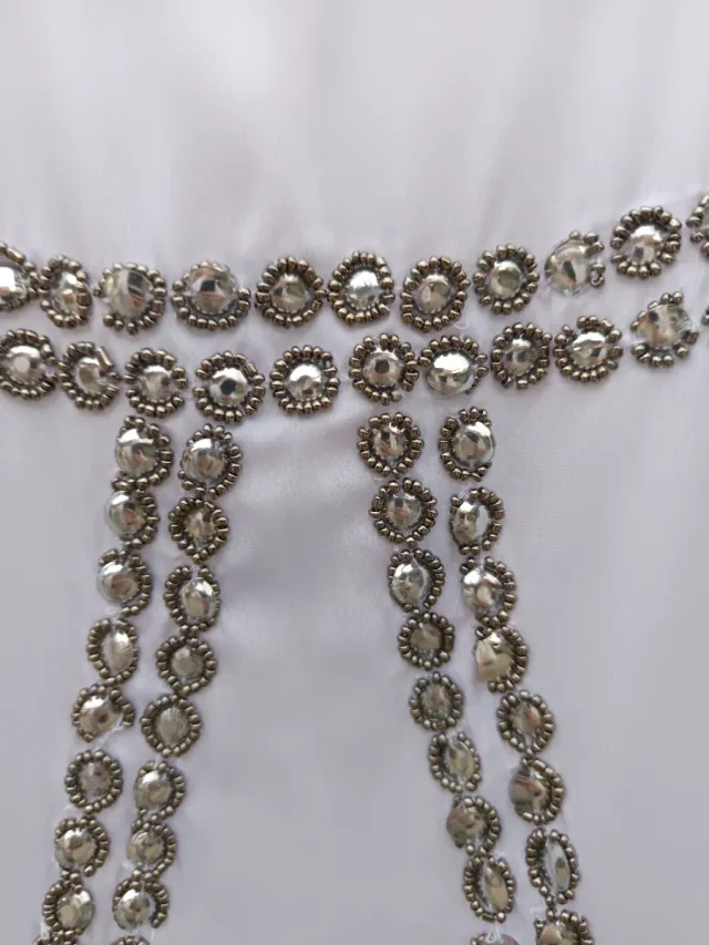 Canottiera bianca con decorazioni