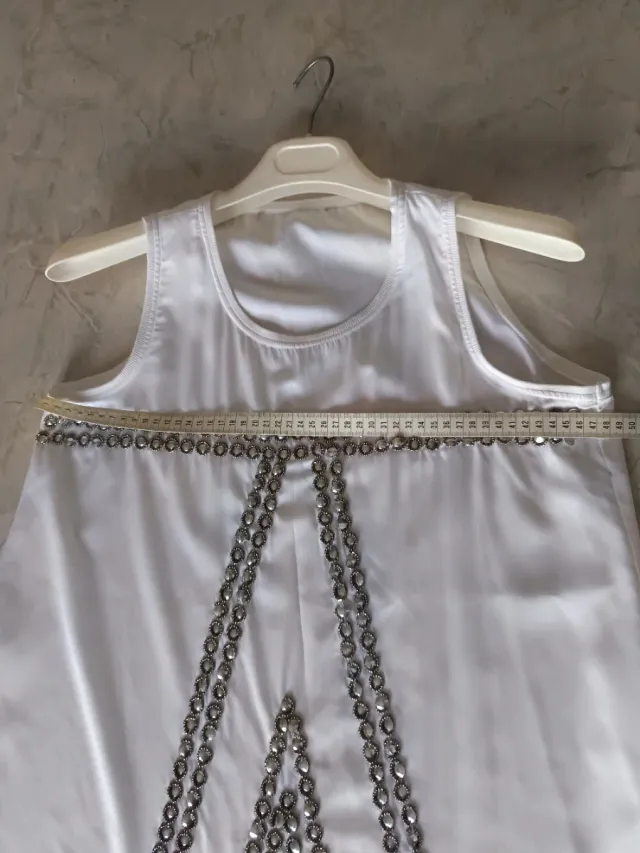 Canottiera bianca con decorazioni