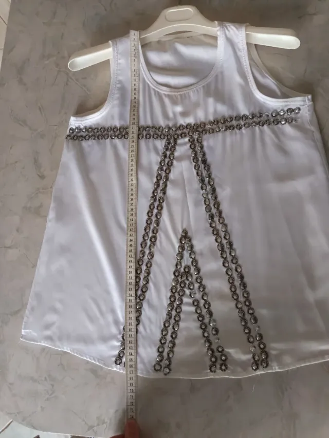 Canottiera bianca con decorazioni