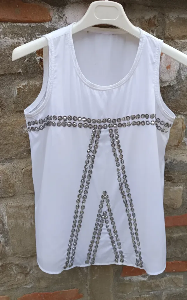 Canottiera bianca con decorazioni