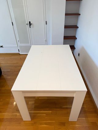 Mesa de comedor blanca de madera