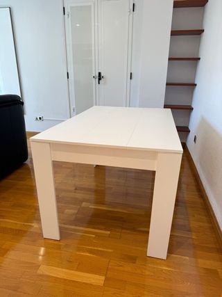 Mesa de comedor blanca de madera