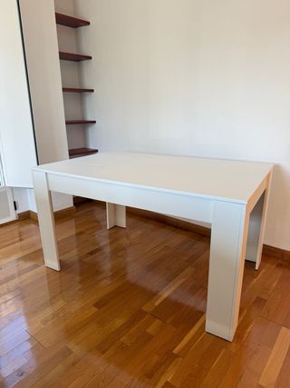 Mesa de comedor blanca de madera