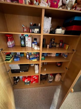 Armario de madera color beige y marrón