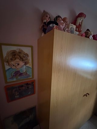 Armario de madera color beige y marrón