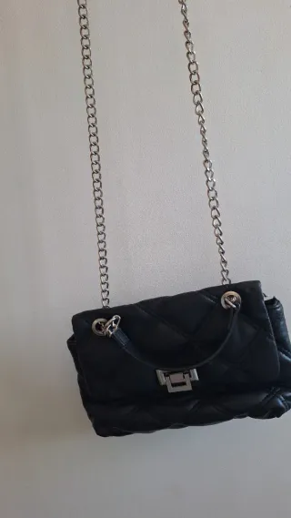 Bolso negro Stradivarius acolchado