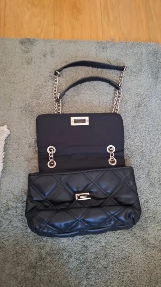 Bolso negro Stradivarius acolchado