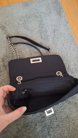 Bolso negro Stradivarius acolchado