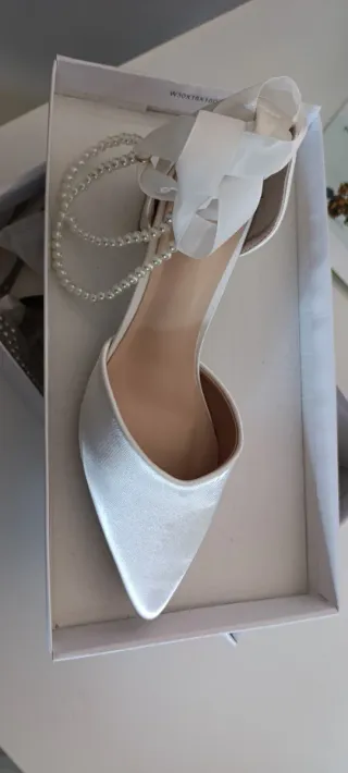 Zapatos de tacón blancos con perlas