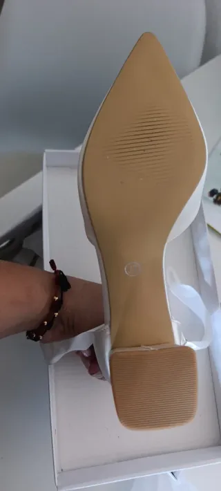 Zapatos de tacón blancos con perlas