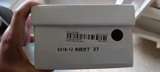 Zapatos de tacón blancos con perlas