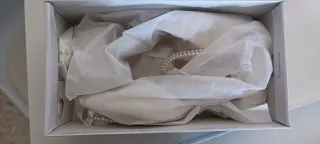 Zapatos de tacón blancos con perlas