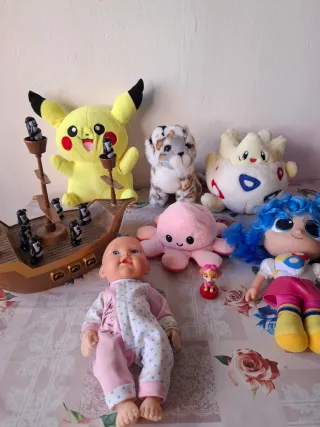 Lote de juguetes: Pikachu, muñeca, pulpo