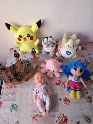 Lote de juguetes: Pikachu, muñeca, pulpo