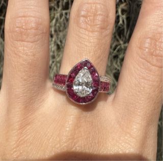 Anillo Oro 18K Diamante Pera y Rubíes
