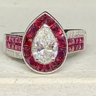 Anillo Oro 18K Diamante Pera y Rubíes