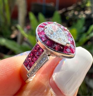 Anillo Oro 18K Diamante Pera y Rubíes