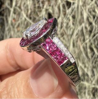 Anillo Oro 18K Diamante Pera y Rubíes