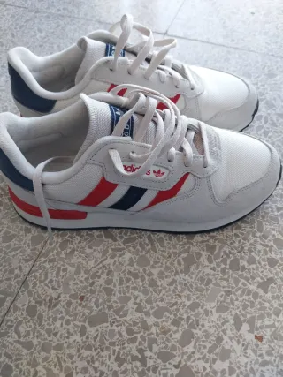 Zapatillas Adidas blancas y rojas