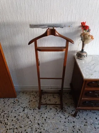 Galán de noche clásico madera