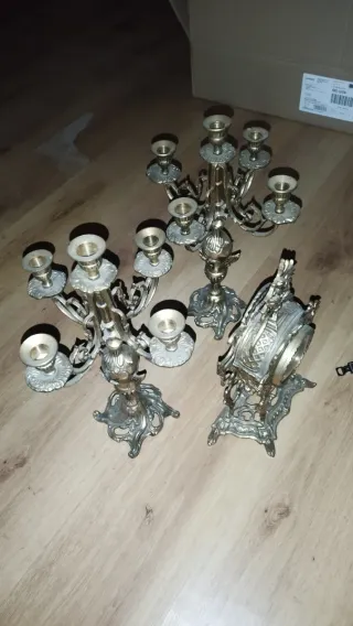 Reloj de sobremesa con candelabros