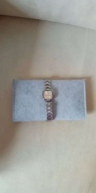 Orologio da polso elegante nuovo