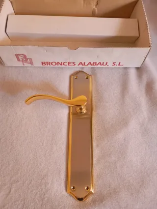 Manivela dorada para puerta