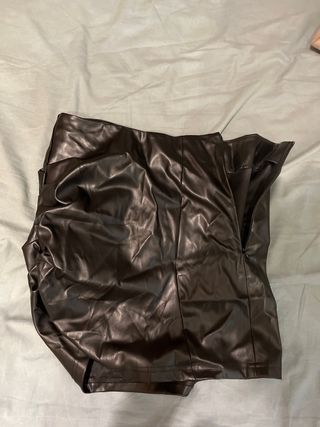 Falda cuero negra Bershka Talla S