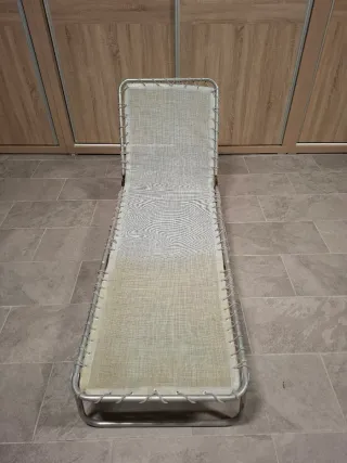 Hamaca de playa beige y plateada