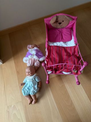 Cuna mecedora rosa para muñecas con 2 muñecos
