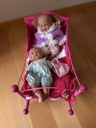 Cuna mecedora rosa para muñecas con 2 muñecos