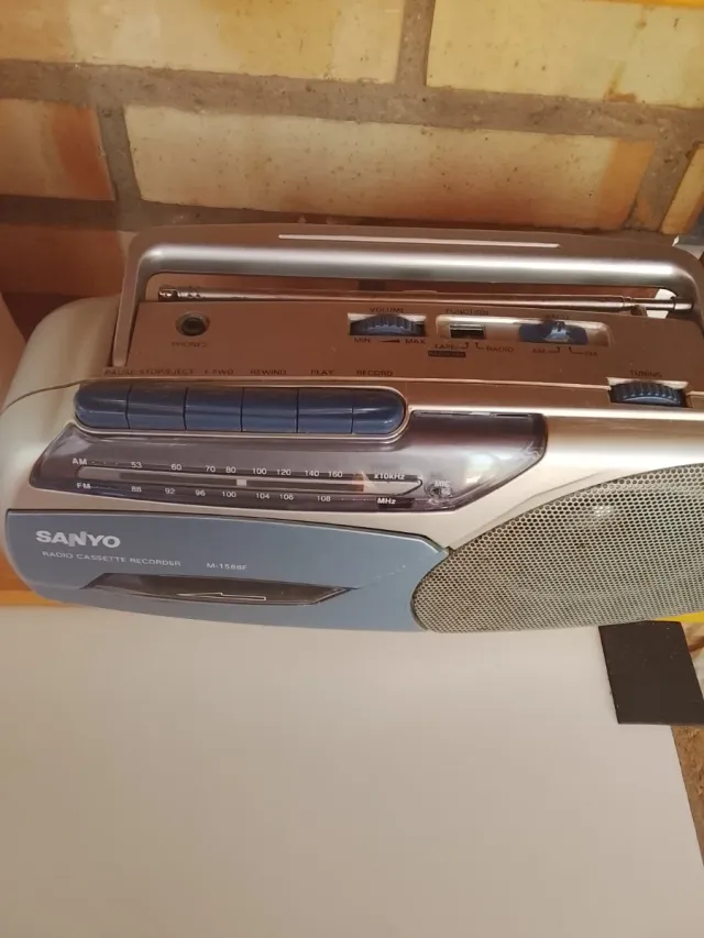 Radio Sanyo Plata y Azul