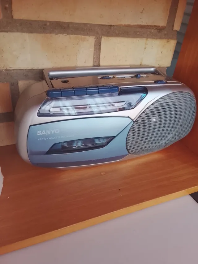 Radio Sanyo Plata y Azul