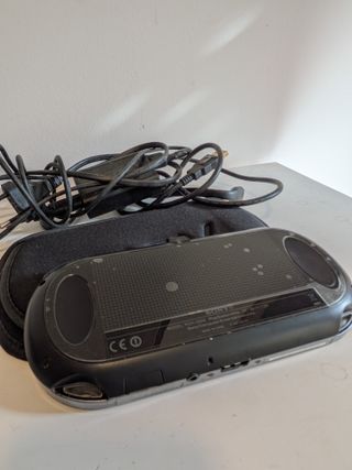 PS Vita OLED + Cargador + Funda+ Juegos