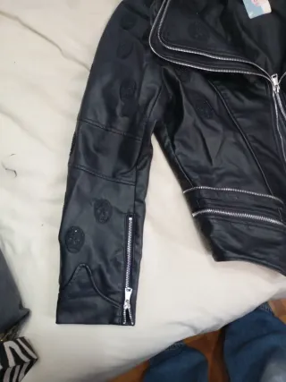 Cazadora efecto piel negra chica