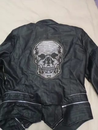 Cazadora efecto piel negra chica