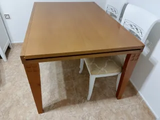 Mesa de comedor de madera