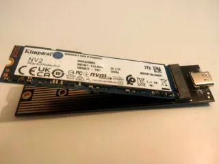 Kingston NV2 2TB PCIe 4.0 NVMe M.2 SSD + carcasa