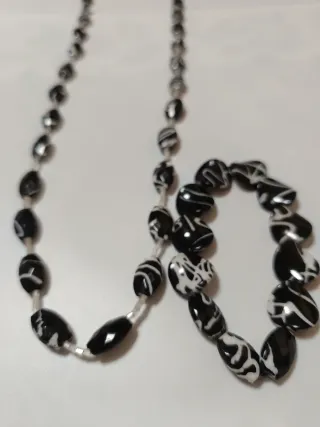 Collar y pulsera de cuentas blanco y negro