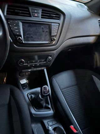 Hyundai i20 Plata. Elegant + Nav. 2017 - 125.000km