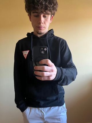 Sudadera GUESS Negra con Capucha