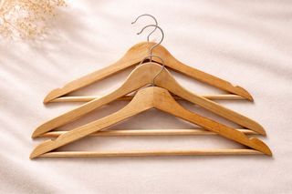 Perchas de madera (tengo 15 unidades de c/ color)