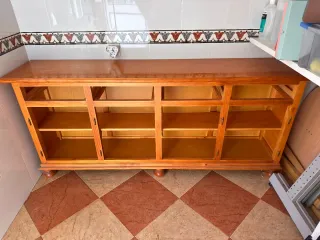 Mueble de madera con cajones y puertas
