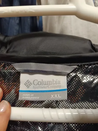 Chaqueta Columbia Negra con Capucha