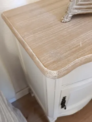 Mesita de noche blanca de madera