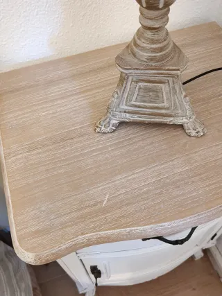 Mesita de noche blanca de madera