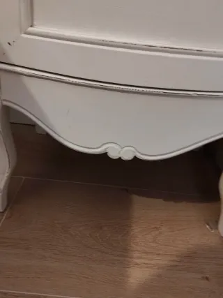 Mesita de noche blanca de madera