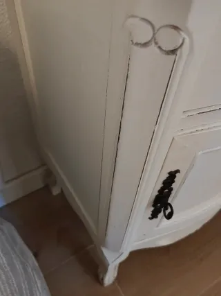 Mesita de noche blanca de madera