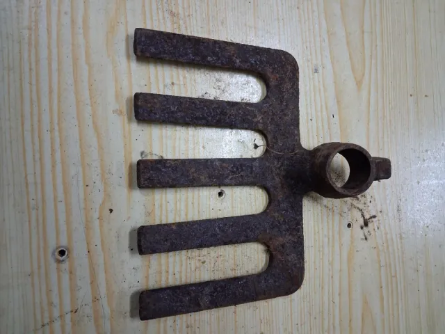 Varias herramientas antiguas de metal